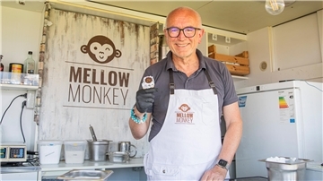 Robert Ackermann von „Mellow Monkey“ serviert seine süße Leckerei mit einem Lächeln.
