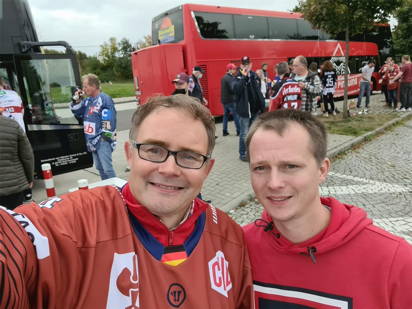Robert Borm (links) hat den Fanbeauftragten Mario Meseke vor die Kamera geholt.