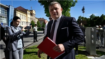 Robert Fico kurz vor dem Attentat in Handlova. Der Stellvertreter des Regierungschefs sagt, sein Zustand habe sich „stabilisiert, ist aber weiterhin ernst“.