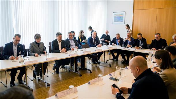 Investieren? Deutsche Unternehmer in der Ukraine Robert Habeck (3.v.l.) nimmt in Kiew an einem Runden Tisch mit der deutschen Wirtschaftsdelegation in der Deutschen Botschaft teil.