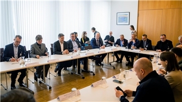 Robert Habeck (3.v.l.) nimmt in Kiew an einem Runden Tisch mit der deutschen Wirtschaftsdelegation in der Deutschen Botschaft teil.