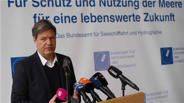 Habeck: Ausbauziele der Windenergie bis 2030 werden erreicht Robert Habeck (Bündnis 90/Die Grünen), Bundesminister für Wirtschaft, spricht ins Mikrofon.