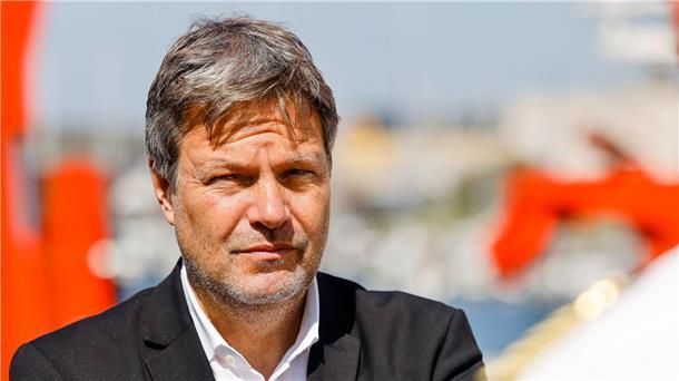 Robert Habeck (Bündnis 90/Die Grünen), Bundesminister für Wirtschaft und Klimaschutz, schaut ernst.