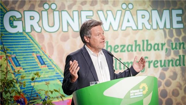 Habeck sieht Bedarf an zusätzlichen Häfen für Energiewende Robert Habeck (Bündnis 90/Die Grünen), Bundesminister für Wirtschaft, spricht am Rednerpult.