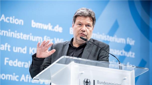 Habecks „Pharma-Reise“: Branche sieht strukturelle Probleme Robert Habeck (Bündnis 90/Die Grünen), Bundesminister für Wirtschaft und Klimaschutz, nimmt an einer Pressekonferenz zum Thema Fortschritt bei der Energiewende teil.