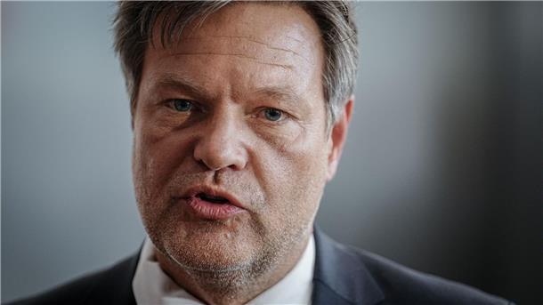 Habeck: Mindestlohnerhöhung zu niedrig Robert Habeck ist Bundesminister für Wirtschaft und Klimaschutz.