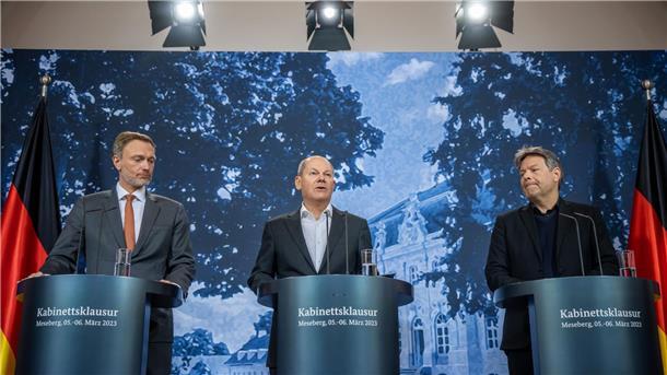 Robert Habeck (l-r), Olaf Scholz und Christian Lindner bei der Pressekonferenz nach der Klausurtagung.