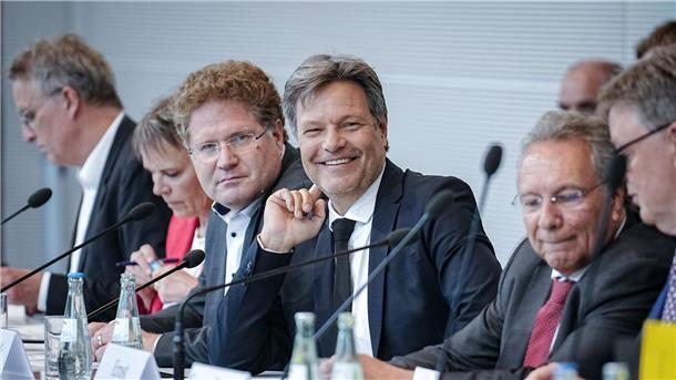 Habeck hält an Graichen fest Robert Habeck (Mitte rechts, Bündnis 90/Die Grünen), Bundesminister für Wirtschaft und Klimaschutz, und Patrick Graichen (Mitte links), Staatssekretär im Bundesministerium für Wirtschaft und Klimaschutz.
