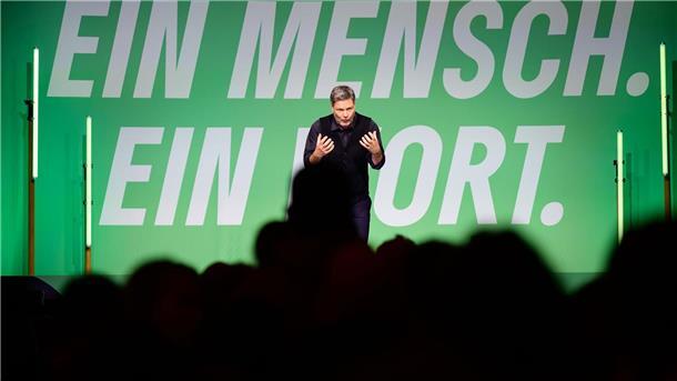 Habeck: Bündnisse der Demokraten sind Gegengift gegen Rechts Robert Habeck warnt vor der unregulierten Macht der sozialen Medien.