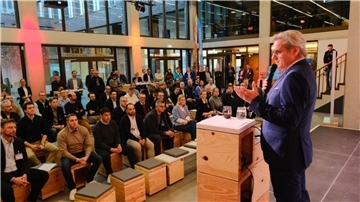 Mann hält Rede vor vielen Menschen