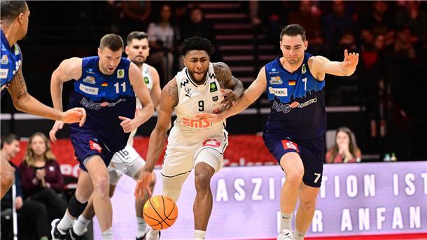 Robert Oehle (links) und Adrian Breitlauch (rechts) nehmen den Nürnberger Anthony Gaines in die Zange. Die Eisbären schafften gegen die Falcons ihren dritten Auswärtssieg hintereinander.