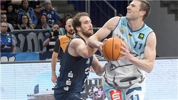 Robert Oehle (rechts) zeigte bei der Eisbären-Niederlage gegen Dresden ein gutes Comeback.