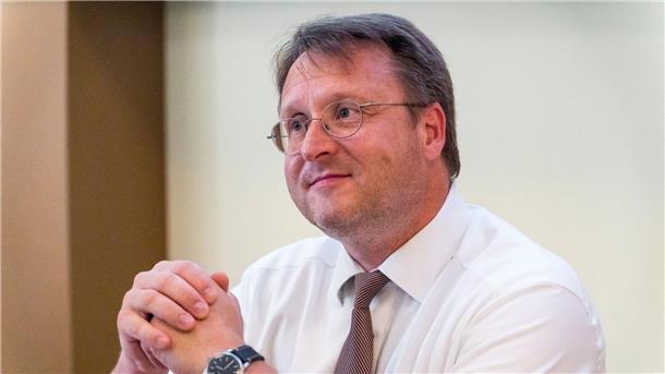 AfD-Politiker als Landrat und Bürgermeister vereidigt Robert Sesselmann (AfD) vor der Kreistagssitzung in Sonneberg.