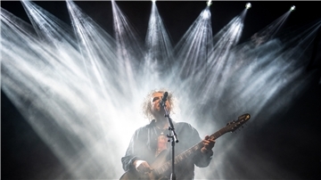 Robert Smith, Frontmann von The Cure, spielte zum Auftakt der Europatournee in der Barclays Arena in Hamburg
