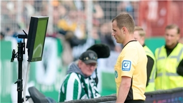 Robin Braun war Anfang Februar der erste Schiedsrichter mit einer Durchsage im deutschen Profifußball.