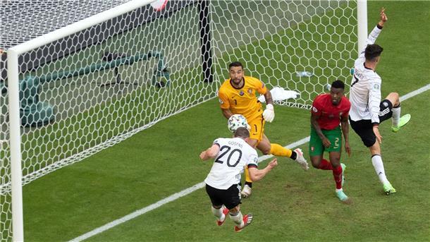 Robin Gosens (Nummer 20) köpft 2021 das 4:1 gegen Portugal und ist auch diesmal wieder in München dabei.
