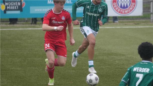 Fußballer kämpfen um den Ball.
