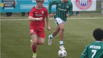 Fußballer kämpfen um den Ball.