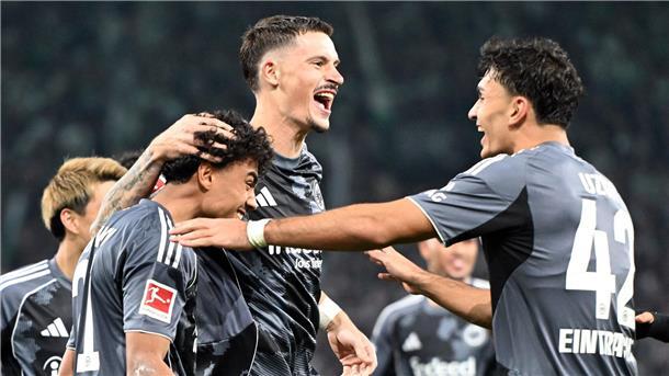 Robin Koch (M) erzielte gleich zwei Frankfurter Treffer beim 6:4 in Mönchengladbach.