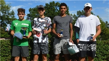 Robin Seitz vom BTV (links) holte in der Altersklasse U18 den Sieg beim Bremerhavener Jugendcup.