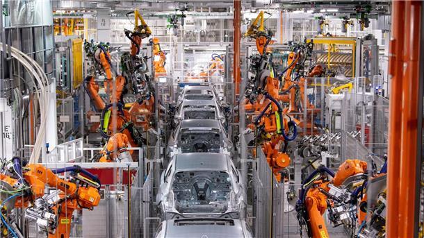 Roboter arbeiten an der Karosserie von verschiedenen Auto-Modellen.