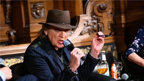 Rocksänger Udo Lindenberg hat die Spitze der Singlecharts erobert.