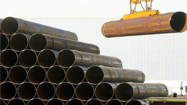 Salzgitter verkauft Tochter Mannesmann Stainless Tubes Röhren der Salzgitter Mannesmann Röhrenwerke werden am 23.11.2015 in Mülheim (Nordrhein-Westfalen) sortiert.