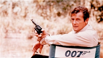 Roger Moore bei den Dreharbeiten zum Film „James Bond 007 - Leben und sterben lassen“.