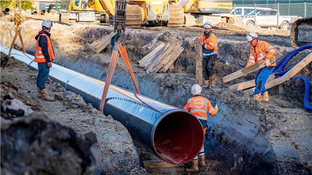 Netzbetreiber plant weitere Pipeline für Gastransport Rohre für die Wilhelmshavener Anbindungsleitung (WAL) werden verlegt.