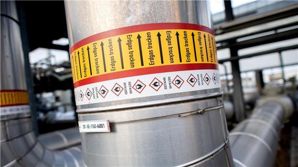 Gasspeicher weiter zu knapp zwei Dritteln gefüllt Rohre mit der Aufschrift „Erdgas trocken“ an einer technischen Anlage zur Verdichtung von Erdgas.