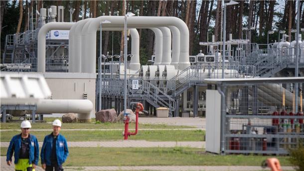 Rohrsysteme und Absperrvorrichtungen in der Gasempfangsstation der Ostseepipeline Nord Stream 1 in Lubmin: Wie geht es mit der teuren, aber nicht genutzten Gas-Pipeline weiter?