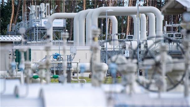 Putin bietet Gaslieferung durch Nord Stream an Rohrsysteme und Absperrvorrichtungen in der Gasempfangsstation der Ostseepipeline Nord Stream in Lubmin.
