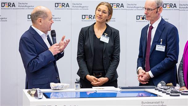 Rohstoffagentur-Chef Buchholz (r): „Müssen mit Ausfällen beim Hochfahren der Rüstung rechnen.“ (Archivbild)