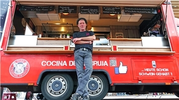 Streetfood im Foodtruck 84 Grad des Hamburger Unternehmers Roland Schmidt in der Corona-Krise.