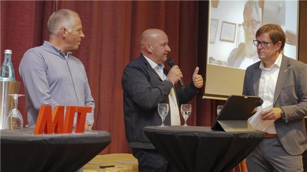 Rolf Hahn (von links), Logistikunternehmer Stefan Weigand und der Moderator und MIT-Vorsitzende Gerhard Hoffmann.