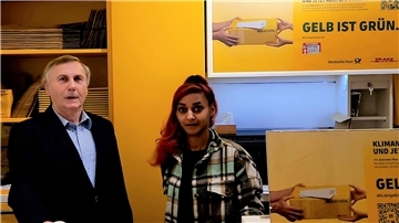 Rolf Peters und Ricarda von Mark sowie fünf weitere Teilzeitbeschäftigte sind mit der Postpartnerfiliale ins Schuhhaus Fasting umgezogen.