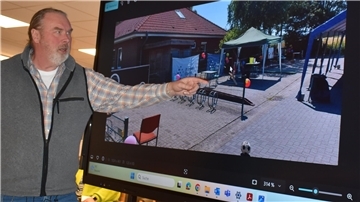Rolf Schmidt, Vorsitzender des Bürgervereins Kleinensiel, erläuterte im Finanzausschuss, um welche Ausstattung für die Ausrichtung von Osterfeuern und weiteren Aktivitäten es geht.