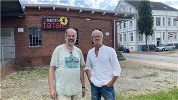 Rolf Wilkens (links) und Axel de Grave sind froh, dass das Theater-Fatale seine Heimat im Güterschuppen gefunden hat.