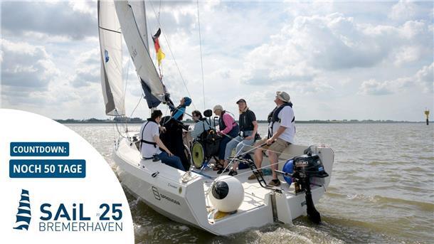 Menschen im Rollstuhl sind an Bord eines Segelbootes.