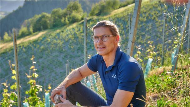 Steillagenweinbau: aufwendig und für Fortgeschrittene Roman Niewodniczanski, Inhaber des Weinguts Van Volxem an Saar und Mosel.
