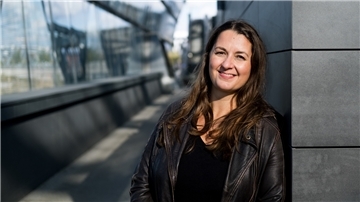 Romy Fölck vor einem Brückenpfeiler