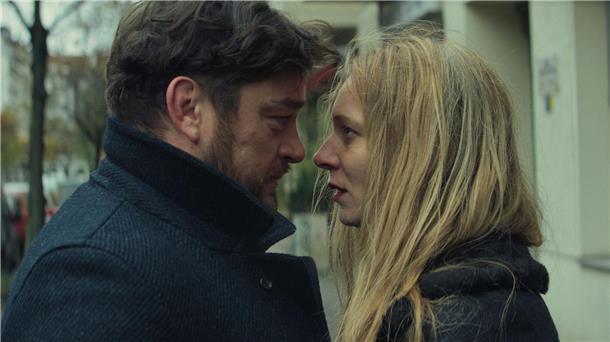 Ronald Zehrfeld und Lilith Stangenberg in einer Szene des Films „Sterben“.