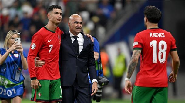 Bitte vergebt mir: Ronaldos tränenreicher Abend in Frankfurt Ronaldo musste nach seinem verschossenen Elfmeter getröstet werden.