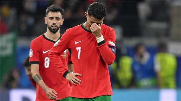Weinender Ronaldo müht sich mit Portugal ins Viertelfinale Ronaldo (r.) weinte nach seinem vergebenen Elfmeter in der Verlängerung.