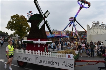 Roonkarker Mart in Rodenkirchen, dem größten Volksfest in der Wesermarsch. Neun Musik- oder Spielmannszüge begleiteten 39 bunt und liebevoll geschmückte Festwagen und 32 originell auftretende Fußgruppen durch verschiedene Straßenzüge in Rodenkirchen vom Berliner Platz bis zum Festplatz, dem Rodenkircher Marktplatz.