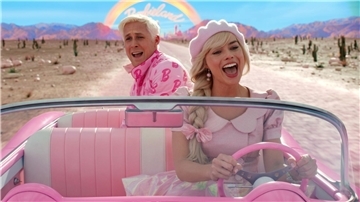 Rosa im Trend: Ryan Gosling als Ken und Margot Robbie als Barbie in einer Szene des Films „Barbie“.