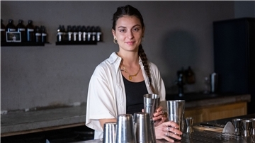 Rose-Manon Baux steht in der Neuköllner Bar „Wax On“ hinter dem Tresen.