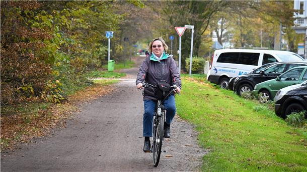 Rosemarie Blum an ihrem Lieblingsplatz, dem Radweg auf dem ehemaligen Gleis an der Ulmenstraße.