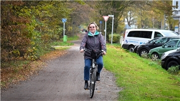 Rosemarie Blum an ihrem Lieblingsplatz, dem Radweg auf dem ehemaligen Gleis an der Ulmenstraße.