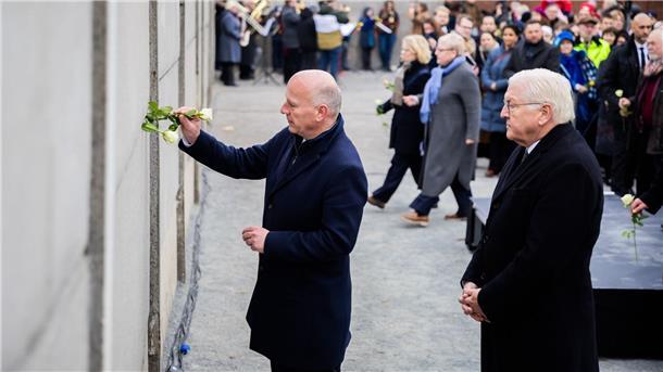 Rosen im Gedenken an die Maueropfer 